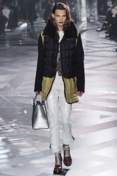 Look 16